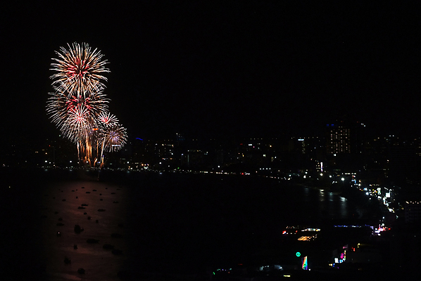 포토 JPG 해외이미지 디자인 계절 기념일 행복 바다 백그라운드 겨울 패턴 파타야 태국 자연 하늘 불 휴가 불꽃 새로움 기념 폭죽 불꽃놀이 미술 풍경 이벤트 사람없음 건물 장식 빨간색 빛 컬러풀 반사 우주 검은색 축제 어둠 경쟁 흰색 축하 도시 황금 야간 폭발 사인 해외포토 자연요소 건축물 감정 아시아 컬러 컨셉 무늬 놀이 문화예술 생태계 파일형식 이미지허브