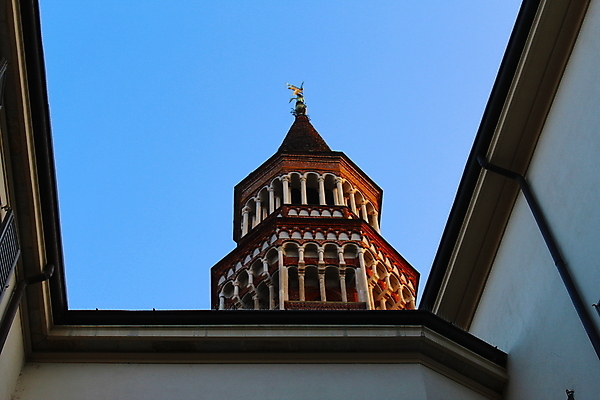 포토 JPG 해외이미지 외관 종교 건축양식 벽돌 사람없음 건물 빨간색 세로 파란색 교회 탑 이탈리아 궁전 종 도시 중세 천연기념물 고딕 밀라노 옛날 해외포토 건축물 건축 유럽 컬러 고건축 종교건축 역사 파일형식 이미지허브