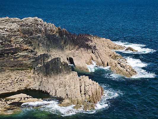 포토 JPG 해외이미지 바다 여행 자연 하늘 영국 웨일즈 풍경 해변 사람없음 물 파란색 트래킹 부식 그림 사암 울퉁불퉁 지질학 펨브룩셔 해외포토 자연요소 교육 유럽 컬러 레저 돌_바위 생태계 파일형식 이미지허브