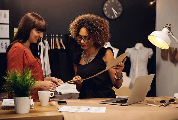 포토 JPG 해외이미지 응시 여자 화분 종이 시계 흑인 탁자 고개숙이기 들기 상반신 성인 두명 앞모습 옆모습 노트북 연필 머그컵 스탠드 잡기 업무 작업 파마 마네킹 패션디자이너 의상디자인 스탠드옷걸이 성인여자만 안경낌 해외포토 서양인 헤어스타일 디자인 시선 안경 뷰포인트 가구 모션 학용품 조명 숙이기 사람 컵 전자제품 필기구 옷걸이 디자이너 여자만 성인만 파일형식 이미지허브