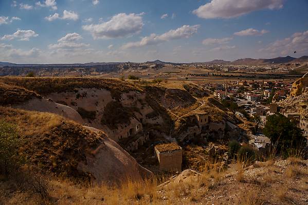 포토 JPG 해외이미지 공원 아시아 여행 자연 산 요정 파노라마 카파도키아 굴뚝 풍경 사람없음 야외 여름 마을 계곡 바위 시골 역사 동굴 재산 땅 언덕 부식 화산 장면 사암 칠면조 내추럴 석회암 옛날 전국 지질학 튀르키예 해외포토 계절 공공시설 교육 나라 조류 촬영기법 금융 암석 돌_바위 생태계 파일형식 이미지허브