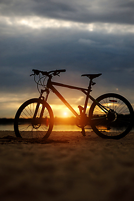 포토 JPG 해외이미지 직업 라이프스타일 실루엣 도로 스포츠 바다 여행 배낭 교통시설 모션 하늘 산 건강 사람 사람없음 가로 빛 운동 햇빛 태양 일출 자전거 황혼 일몰 봄 탐험 바퀴 승차 속도 순환 캘리포니아 카피스페이스 해외포토 자연요소 계절 길 교통 가방 촬영기법 생활 노을 바이크 미국 공백 시설 파일형식 이미지허브