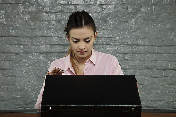 포토 JPG 해외이미지 백인 손 응시 산업 이동 서류가방 회사 비즈니스 스트레스 직장 표정 관리 선물 한명 사무실 비즈니스우먼 체험 오픈 암호 무서움 비밀 절도 종업원 집중 책상 경영자 파일 보안 패키지 주인 마케팅 스파이 해외포토 서양인 직업 1 시선 여자 감정 가구 컨셉 가방 안전 사람 신체부위 직장인 범죄 리더 파일형식 이미지허브