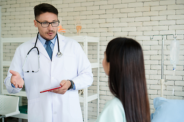 포토 JPG 해외이미지 백인 직업 여자 남자 행복 가족 건강 병원 실험 대화 동양인 두명 사무실 약 건강관리 고통 시험 환자 의사 흰색 보호 질병 서비스 추천 처방 외과 돌봄 조언 헬프 해외포토 서양인 교육 감정 컬러 컨셉 비즈니스 의학 관계 모션 관리 말하기 사람 인종 의료진 도움 파일형식 이미지허브