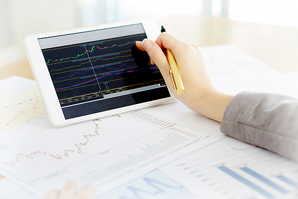 포토 JPG 해외이미지 직업 1 손 비즈니스 손가락 성공 그래프 직장 사람 사람없음 금융 경제 알약 펜 판매 디지털 자료 정보 성장 잡기 바 비즈니스우먼 결과 계획 상담원 주식 무선전화기 분석 오브젝트 보고서 문서 투자 전자 수익 관심 수입 예산 비용 해외포토 여자 컨셉 회사 모션 신체부위 필기구 약 직장인 사무원 전화기 파일형식 이미지허브