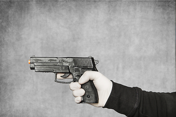 포토 JPG 해외이미지 손 응시 옷 무기 장갑 백그라운드 돈 주택 가면 한명 사람 문 위험 무서움 발사 체벌 도둑 절도 손목시계 보안 법관 추적 고립 단절 수배 뺏기 해외포토 1 시선 잡화 감정 시계 컨셉 장신구 모션 안전 건물 신체부위 범죄 재산 범죄인 법률가 파일형식 이미지허브