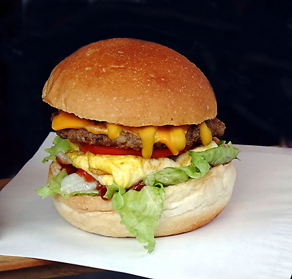 포토 JPG 해외이미지 종이 검은배경 패스트푸드 실내 사람없음 한개 햄버거 인스턴트 정크푸드 해외포토 1 음식 백그라운드 내부 검은색 파일형식 이미지허브