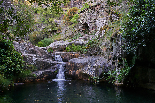 포토 JPG 해외이미지 나무 계절 공원 유럽 길 여행 백그라운드 자국 자연 하늘 산 풍경 사람없음 야외 목재 초록색 물 여름 강 마을 환경 계곡 폭포 하이킹 바위 개울 숲 오솔길 포르투갈 내추럴 전국 지질학 해외포토 자연요소 식물 공공시설 교육 나라 컬러 재료 레저 돌_바위 생태계 파일형식 이미지허브