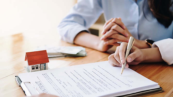 포토 JPG 해외이미지 손 여자 부동산 실내 한명 들기 상반신 성인 신체부위 펜 비즈니스우먼 깍지 건축모형 계약서 공인중개사 나무탁자 부동산중개사 성인여자한명만 해외포토 직업 1 비즈니스 모션 탁자 사람 손짓 내부 필기구 모형 직장인 재산 여자한명만 성인여자만 파일형식 이미지허브