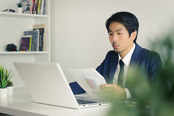 포토 JPG 해외이미지 직업 남자 인터넷 통신 모바일 노동자 직장 한국 한명 사람 동양인 정장 금융 노트북 스마트폰 핸드폰 컴퓨터 일본 공책 중국 업무 비즈니스맨 네트워크 상담원 연결 무선전화기 전화기 분석 서비스 상담 경영자 바쁨 온라인 심각 해외포토 1 옷 아시아 컨셉 회사 비즈니스 문구용품 인종 경제 전자제품 스마트기기 작업 직장인 사무원 리더 파일형식 이미지허브