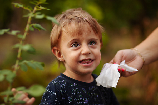 포토 JPG 해외이미지 손 어린이 엄마 건강 한명 사람 소년 일상 물 수건 젖음 욕실 아기 신선 잡기 조직 위생 씻기 빨래 청소 서비스 닦기 팔 청소부 돌봄 위생관리 해외포토 자연요소 직업 1 남자 가사 가족 모션 관리 라이프 신체부위 위생용품 청결 파일형식 이미지허브