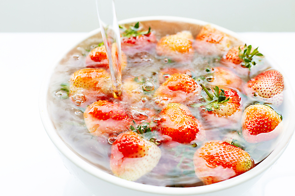 포토 JPG 해외이미지 그릇 딸기 사람없음 물 씻기 흰배경 담기 해외포토 자연요소 식기 백그라운드 과일 모션 청결 흰색 파일형식 이미지허브