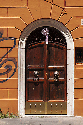 포토 JPG 해외이미지 벽 분홍색 여행 잎 오렌지 건축양식 창문 넥타이 벽돌 거리 주택 프레임 사람없음 건물 목재 갈색 문 맑음 어둠 이탈리아 흰색 도시 센터 역사 황금 클래식 정상 로마 철 메인 아치 지역 더블 스타일 해외포토 나무 식물 건축물 잡화 건축 유럽 컬러 컨셉 과일 재료 날씨 파일형식 이미지허브