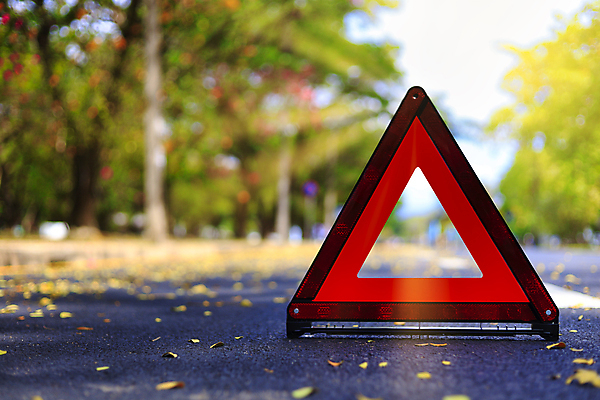 포토 JPG 해외이미지 주간 도로 사람없음 야외 아웃포커스 삼각형 위험 비상등 해외포토 자연요소 도형 길 컨셉 교통시설 촬영기법 파일형식 이미지허브