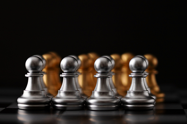 포토 JPG 해외이미지 직업 스포츠 조각 컨셉 비즈니스 놀이 성공 설계 기술 경기 취미 사람없음 경쟁 도전 게임 체스 선택 은색 계획 위험 대표 왕 충돌 리더 싸움 패배 체스판 전략 단계 여왕 경영 마케팅 방법 줄서기 지능 해외포토 컬러 모션 파일형식 이미지허브