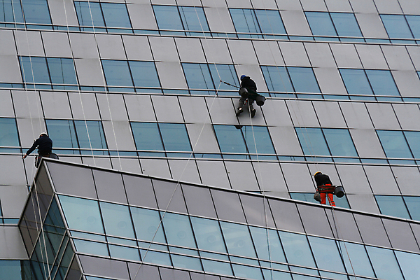 포토 JPG 해외이미지 직업 창문 매달리기 거리풍경 사람없음 건물 사무실 업무 청소 청소부 폴란드 바르샤바 해외포토 건축물 유럽 비즈니스 모션 거리 풍경 작업 파일형식 이미지허브