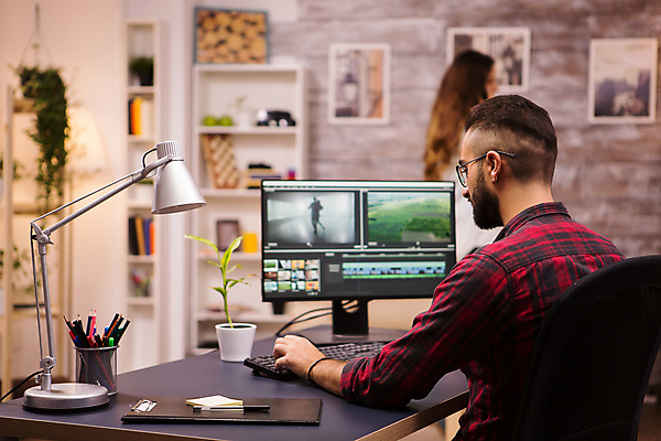 포토 JPG 해외이미지 여자 남자 화분 실내 상반신 성인 두명 그래픽 모니터 스탠드 연필꽂이 그래픽디자이너 서류판 성인만 영상편집 해외포토 문구용품 조명 사람 내부 컴퓨터 사무용품 디자이너 파일형식 이미지허브