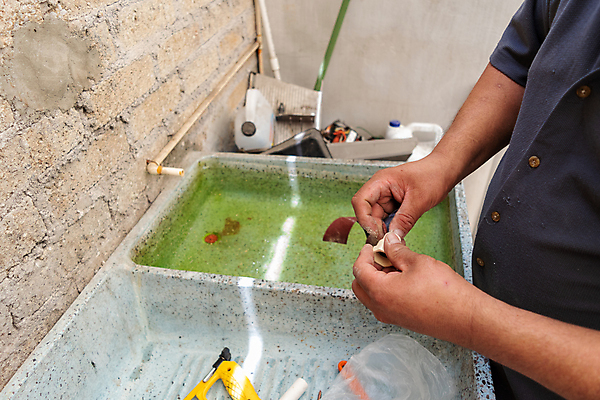 포토 JPG 해외이미지 산업 중년 2 창문 유리 주택 한명 내부 문 업무 틈 수술 엔지니어 재산 균열 은퇴 고정 튜브 배관공 실리콘 옛날 신청 해외포토 1 의학 모션 재질 사람 성인 건물 치료 금융 작업 기술자 파일형식 이미지허브