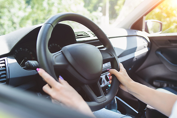 포토 JPG 해외이미지 1 손 여자 도로 길 여행 비즈니스 교통시설 자동차 거리 안전 사람 성인 사람없음 내부 장비 운전 터치 잡기 판넬 바퀴 자신감 운전사 우아함 휴대용 속도 팔 유지 계기판 자동 제어 안락 해외포토 직업 감정 육상교통 교통 컨셉 모션 신체부위 오브젝트 시설 파일형식 이미지허브