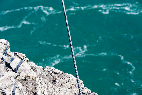 포토 JPG 해외이미지 1 선 밧줄 줄 부분 안전 사람없음 야외 초록색 물 파란색 강 금속 힘 장비 회색 바위 공구 가장자리 닫기 코드 연결 묘사 오브젝트 장면 철사 공학 건너기 지원 철강 해외포토 자연요소 교육 컬러 모션 재질 돌_바위 도구 둘레 파일형식 이미지허브