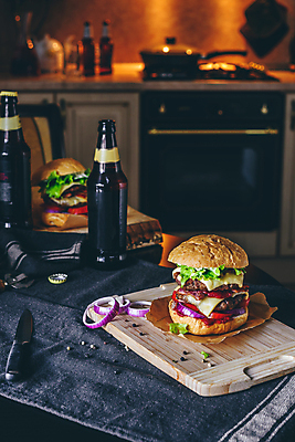 포토 JPG 해외이미지 맥주 패스트푸드 실내 사람없음 주방 햄버거 식탁보 칼 병뚜껑 맥주병 나무도마 수제햄버거 적양파 해외포토 양파 술병 도마 주류 내부 목재 인스턴트 파일형식 이미지허브