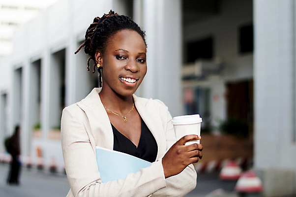 포토 JPG 해외이미지 행복 커피 한명 서기 사람 건물 마시기 도시 비즈니스우먼 우아함 해외포토 1 건축물 여자 감정 음료 컨셉 비즈니스 모션 직장인 파일형식 이미지허브