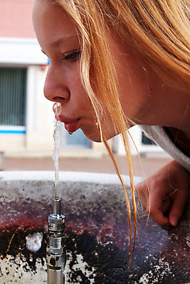 포토 JPG 해외이미지 공원 음료 어린이 한명 사람 야외 10대 물 봄 젖음 신선 액체 떨어짐 수분 시원함 갈증 분수 상쾌 자원 내추럴 해외포토 자연요소 1 계절 공공시설 감정 컨셉 청소년 파일형식 이미지허브