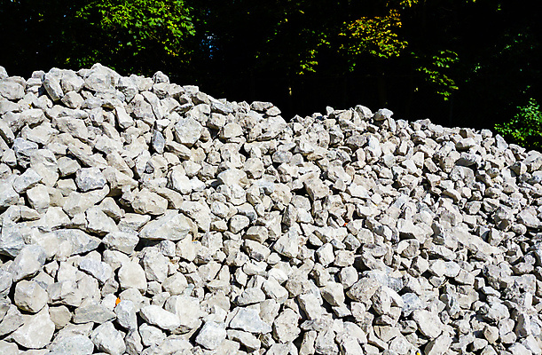 포토 JPG 해외이미지 나무 외관 산업 조각 잎 경사 사람없음 야외 쌓기 회색 조약돌 바위 거친 파편 언덕 암초 무거움 자원 흙더미 찌그러짐 벌거벗은 채석 해외포토 식물 컬러 컨셉 모션 흙 돌_바위 무게 파일형식 더미 이미지허브