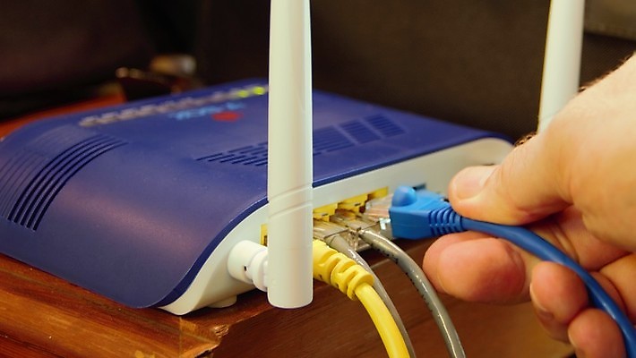 포토 JPG 해외이미지 손 남자 인터넷 통신 사람 사람없음 디지털 자료 네트워크 연결 무선전화기 신호 철사 온라인 공유 랜 모뎀 서버 입력 지원 해외포토 신체부위 전화기 파일형식 이미지허브