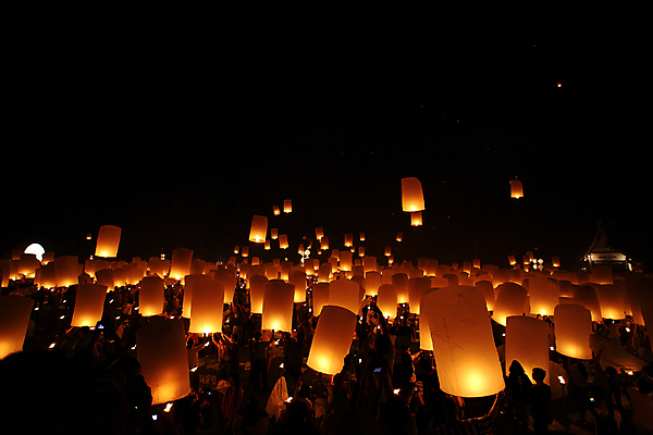 포토 JPG 해외이미지 사람 여러명 야외 빛 군중 야간 풍등 풍등날리기 풍등놀이 풍등행사 풍등축제 해외포토 자연요소 다수 놀이 조명 이벤트 등축제 파일형식 이미지허브