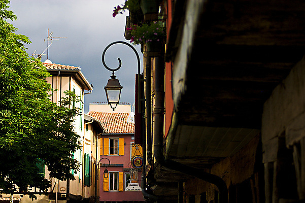 포토 JPG 해외이미지 전통 유럽 여행 가로등 건축양식 창문 휴가 거리 주택 풍경 사람없음 건물 목재 컬러풀 마을 프랑스 화려 중세 역사 재산 그림 목공예 타운 남쪽 셔터 프랑스어 옛날 해외포토 나무 문자 건축물 공공시설 건축 나라 컬러 컨셉 재료 금융 도시 공예 방향 파일형식 이미지허브