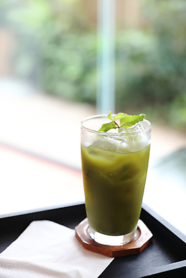 포토 JPG 해외이미지 탁자 실내 사람없음 아웃포커스 카페 녹차 컵받침 냅킨 나무쟁반 말차 해외포토 가구 쟁반 촬영기법 내부 목재 차_음료 상점 받침대 파일형식 이미지허브