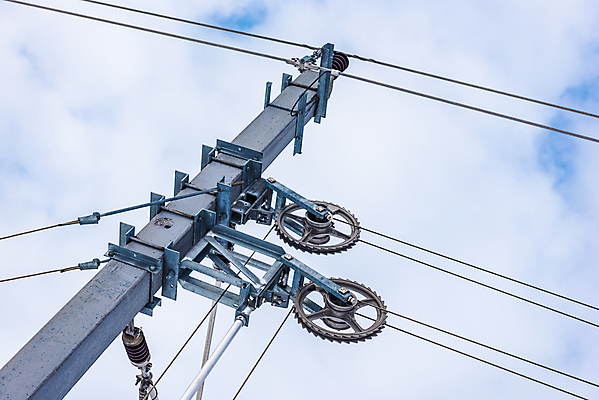 포토 JPG 해외이미지 산업 선 교통시설 하늘 사람없음 야외 파란색 탑 금속 힘 에너지 네트워크 연결 위험 철 묘사 머리위 철사 볼트 시스템 봉 철탑 스위치 분배 선로 전압 줄서기 철강 공급 해외포토 건축물 컬러 교통 컨셉 모션 재질 공구 시설 파일형식 이미지허브