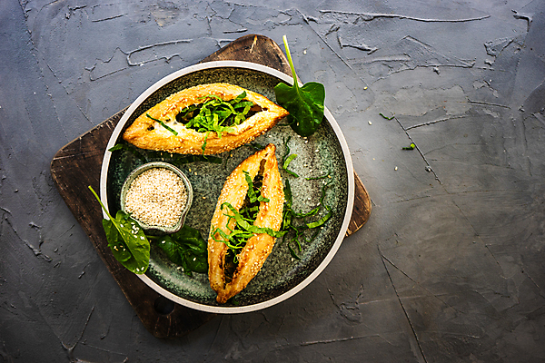 포토 JPG 해외이미지 그릇 접시 백그라운드 사람없음 시멘트 시금치 나무받침 조지아 참깨 해외포토 식기 채소 목재 받침대 깨 동유럽 파일형식 이미지허브