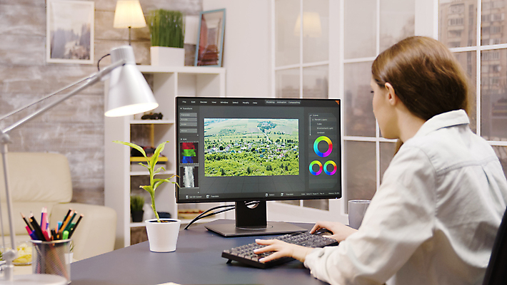 포토 JPG 해외이미지 여자 화분 실내 한명 상반신 성인 그래픽 모니터 스탠드 키보드 연필꽂이 그래픽디자이너 성인여자한명만 해외포토 1 문구용품 조명 사람 내부 컴퓨터 디자이너 여자한명만 성인여자만 파일형식 이미지허브