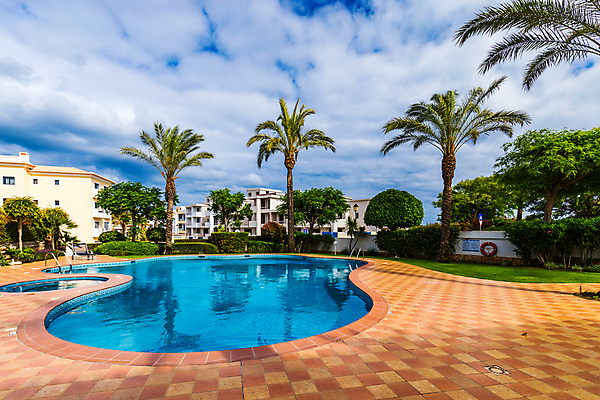 포토 JPG 해외이미지 라이프스타일 외관 건축양식 휴가 휴식 주택 수영장 손바닥 풍경 사람없음 야외 물 여름 파란색 야자수 햇빛 정원 맑음 수영 스파 고급 갑판 휴양지 선베드 교외 뒤뜰 안뜰 해외포토 자연요소 나무 손 계절 건축 컬러 컨셉 배_교통 의자 날씨 건물 생활 태양 장소 수상스포츠 파일형식 이미지허브