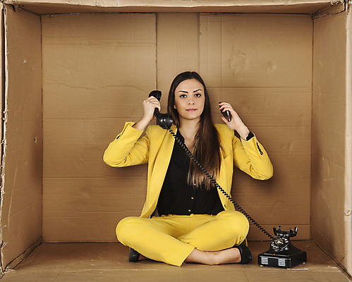 포토 JPG 해외이미지 전신 백인 여자 한명 성인 앞모습 상자 사무실 비즈니스우먼 가부좌 갇힘 답답함 성인여자한명만 해외포토 서양인 1 뷰포인트 비즈니스 모션 사람 앉기 직장인 감각 여자한명만 성인여자만 파일형식 이미지허브