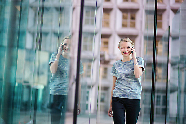 포토 JPG 해외이미지 백인 직업 여자 유럽 비즈니스 창문 유리 성공 모바일 말하기 한명 사람 내부 건물 금융 스마트폰 사무실 반사 디지털 흰색 비즈니스우먼 자신감 연결 토론 스마트 리더 경영 지능 해외포토 서양인 1 건축물 감정 나라 컬러 컨셉 모션 재질 경제 핸드폰 스마트기기 직장인 파일형식 이미지허브
