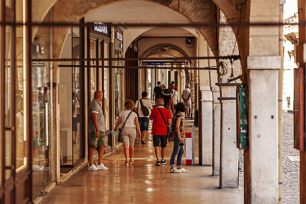 포토 JPG 해외이미지 주간 전신 서양인 여자 남자 유럽풍경 유럽건축 거리 여러명 성인 야외 건물 옆모습 뒷모습 걷기 상점 이탈리아 기둥 성인만 해외포토 자연요소 외국인 건축물 건축 유럽 뷰포인트 다수 서양건축 모션 사람 풍경 파일형식 이미지허브