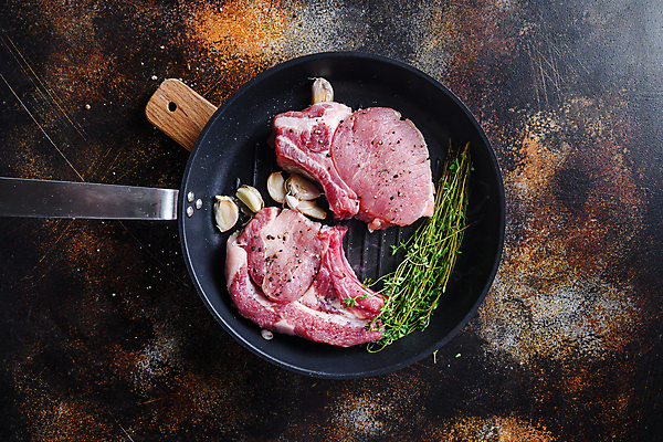 포토 JPG 해외이미지 돼지고기 스테이크 사람없음 하이앵글 신선 날것 로즈메리 전기프라이팬 해외포토 뷰포인트 서양음식 육류 프라이팬 허브 파일형식 이미지허브
