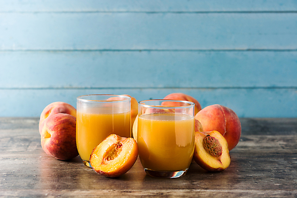 포토 JPG 해외이미지 단면 잔 실내 사람없음 달콤 파란배경 슬라이스 복숭아 나무탁자 복숭아씨 복숭아주스 해외포토 식기 백그라운드 과일 탁자 씨앗 내부 파란색 맛 과일주스 파일형식 이미지허브