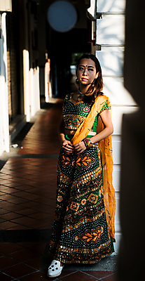 포토 JPG 해외이미지 모델 전통 라이프스타일 응시 여자 행복 문화 얼굴 포즈 거리 건강 한명 동양인 인종 유행 검은색 중국 어둠 덮개 램프 표현 보석 인도인 다문화 다민족 싱가폴 해외포토 외국인 1 시선 감정 아시아 컬러 조명 사람 생활 신체부위 뚜껑 광석 사회이슈 파일형식 이미지허브