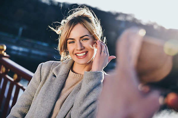 포토 JPG 해외이미지 백인 모델 라이프스타일 응시 여자 행복 얼굴 여행 휴가 휴식 거리 한명 미소 사람 성인 야외 스마트폰 핸드폰 강 태양 유행 여행객 카메라 맑음 봄 도시 정상 주말 스타일 해외포토 자연요소 서양인 1 시선 계절 감정 컨셉 날씨 표정 생활 신체부위 전자제품 스마트기기 파일형식 이미지허브