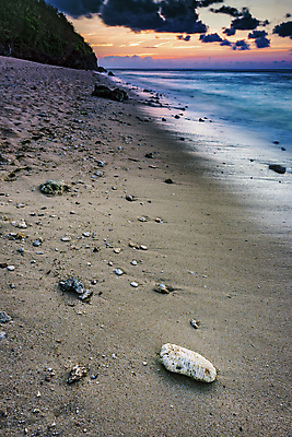 포토 JPG 해외이미지 구름 아시아 모래 파도 바다 백그라운드 자연 하늘 아침 날씨 풍경 사람없음 세로 물 여름 파란색 빛 일출 맑음 황혼 새벽 바위 분위기 신비 속도 발리 인도네시아 장면 수평선 해외포토 주간 자연요소 계절 나라 컬러 섬 컨셉 노을 일몰 돌_바위 생태계 파일형식 이미지허브