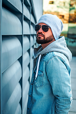 포토 JPG 해외이미지 백인 모델 라이프스타일 응시 옷 계절 공원 남자 행복 얼굴 스포츠 포즈 백그라운드 모션 휴식 거리 건강 한명 사람 앉기 성인 야외 운동 유행 코트 가을 흰색 도시 내추럴 스타일 해외포토 서양인 1 시선 공공시설 감정 컬러 컨셉 생활 신체부위 외투 파일형식 이미지허브