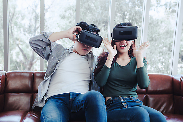 포토 JPG 해외이미지 라이프스타일 커플 여자 행복 안경 컨셉 놀이 미래 고글 주택 함께함 실내 사람 동양인 두명 3D 디지털 헤드폰 게임 표현 관찰 체험 사이버 전자 비전 동영상 멀티미디어 혁명 가상 가상현실 현실 해외포토 잡화 감정 음향기기 관계 모션 인종 내부 건물 생활 디지털합성 파일형식 이미지허브