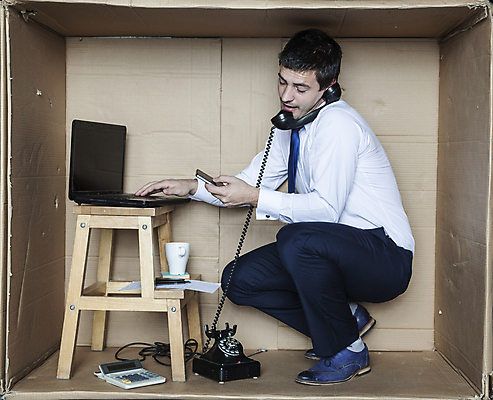 포토 JPG 해외이미지 전신 백인 남자 사다리 한명 성인 옆모습 노트북 상자 사무실 업무 비즈니스맨 갇힘 답답함 성인남자한명만 해외포토 서양인 1 뷰포인트 비즈니스 모션 사람 전자제품 도구 작업 직장인 감각 남자한명만 성인남자만 파일형식 이미지허브