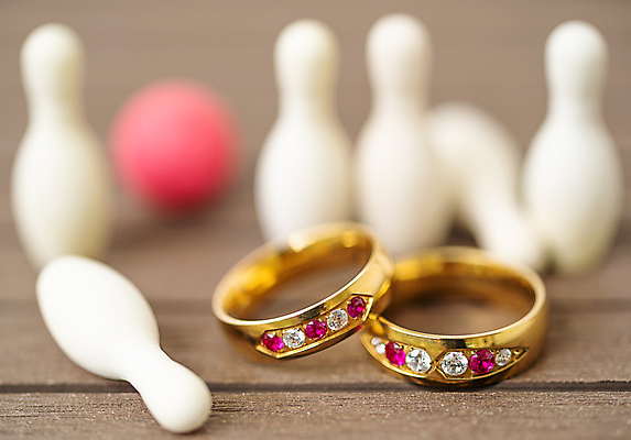 포토 JPG 해외이미지 스포츠 결혼 컨셉 공 결혼식 발렌타인데이 선물 사랑 사람없음 빨간색 빛 금속 장비 게임 흰색 축하 반지 사발 황금 고급 도박 볼링 보석 심볼 오브젝트 카지노 결혼반지 다이아몬드 약혼 라스베가스 카피스페이스 해외포토 감정 컬러 장신구 데이이벤트 재질 놀이 이벤트 구기 공백 사기그릇 광석 약속 파일형식 이미지허브