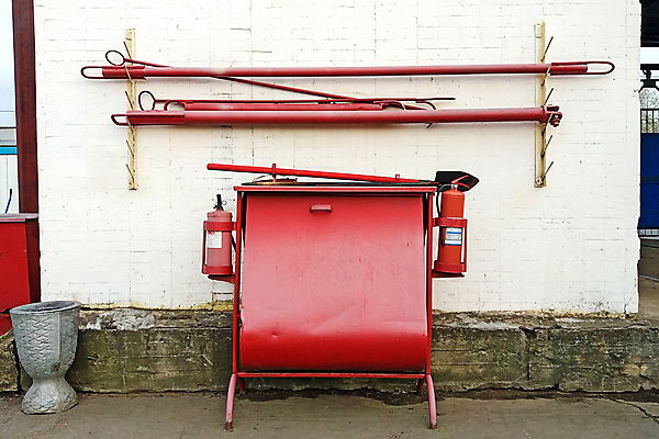 포토 JPG 해외이미지 직업 산업 벽 불 거리 서기 안전 사람없음 야외 빨간색 상자 장비 기구 공구 도시 판넬 고리 수비 구출 보호 위험 소방관 서비스 시설 예방 보안 시스템 봉 기어 소화기 조립 옛날 공급 해외포토 자연요소 컬러 컨셉 모션 도구 도움 안전장비 구조원 소방 파일형식 이미지허브