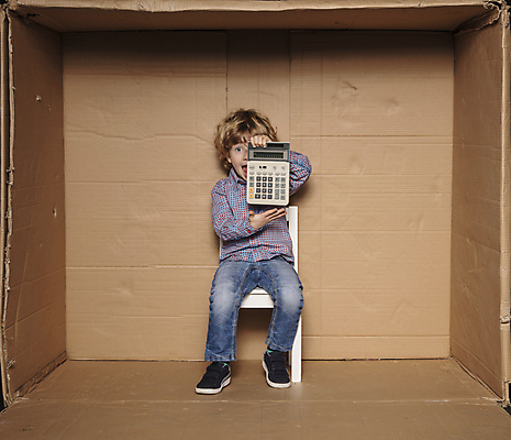 포토 JPG 해외이미지 전신 응시 남자 얼굴 어린이 비즈니스 한명 들기 앉기 소년 앞모습 상자 사무실 놀람 계산기 업무 비즈니스맨 체험 계산 작음 투자 충격 보여주기 소년만 소년한명만 해외포토 1 시선 감정 뷰포인트 컨셉 모션 문구용품 표정 사람 신체부위 장비 작업 직장인 크기 남자만 남자한명만 어린이만 파일형식 이미지허브